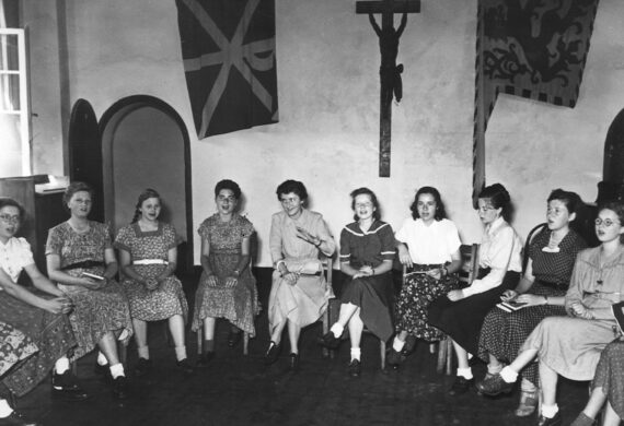 Mädchengruppe1950er im Goldenen Saal in Altenberg