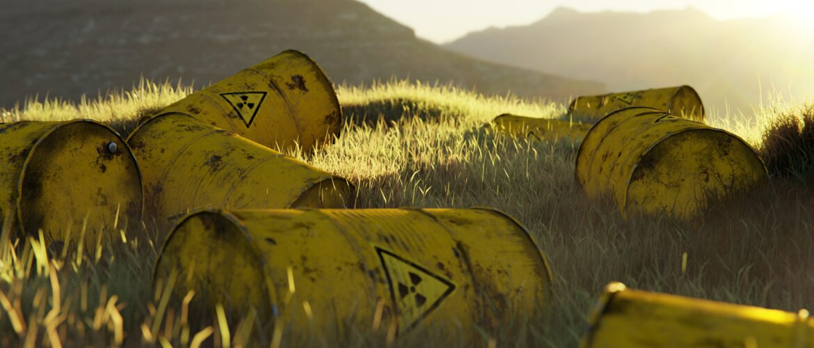 Gelbe Fässer mit Strahlungszeichen in Landschaft liegend