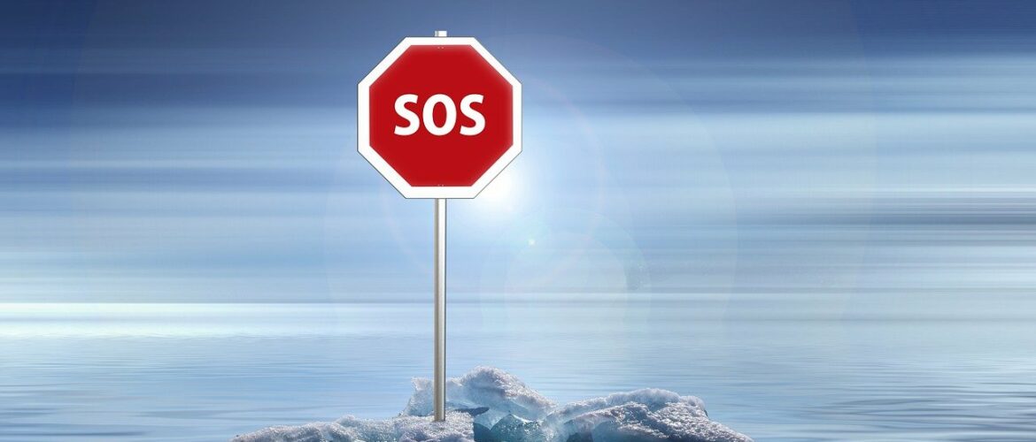 Schmelzende Eisscholle mit einem SOS Schild