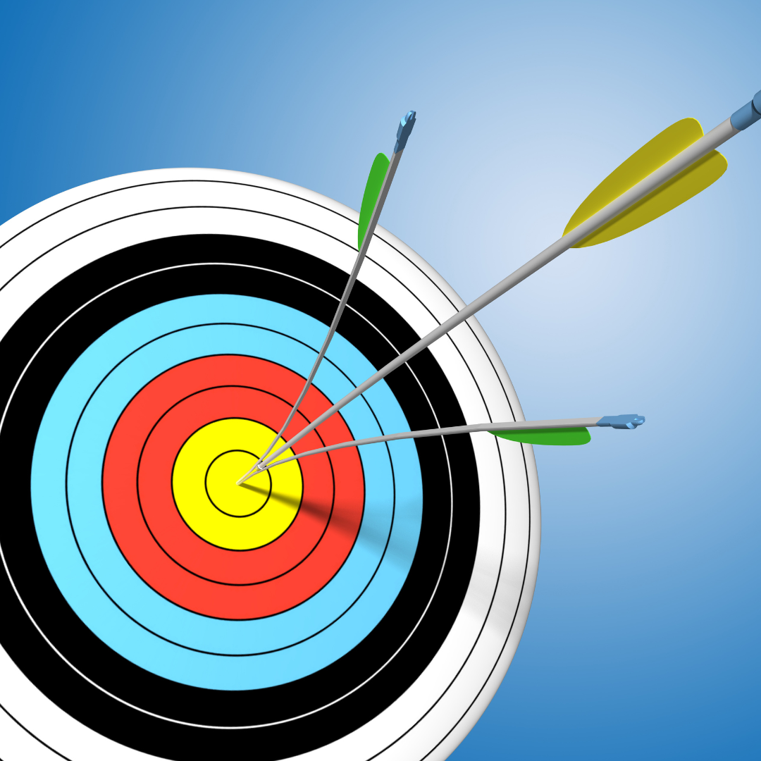 Zielscheibe mit zwei Pfeilen vor blauem Hintergrund